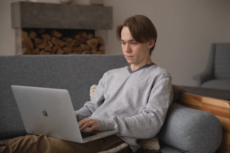 Регистрация в Claude AI и проведение вебинаров с поддержкой JavaScript в 2025 году